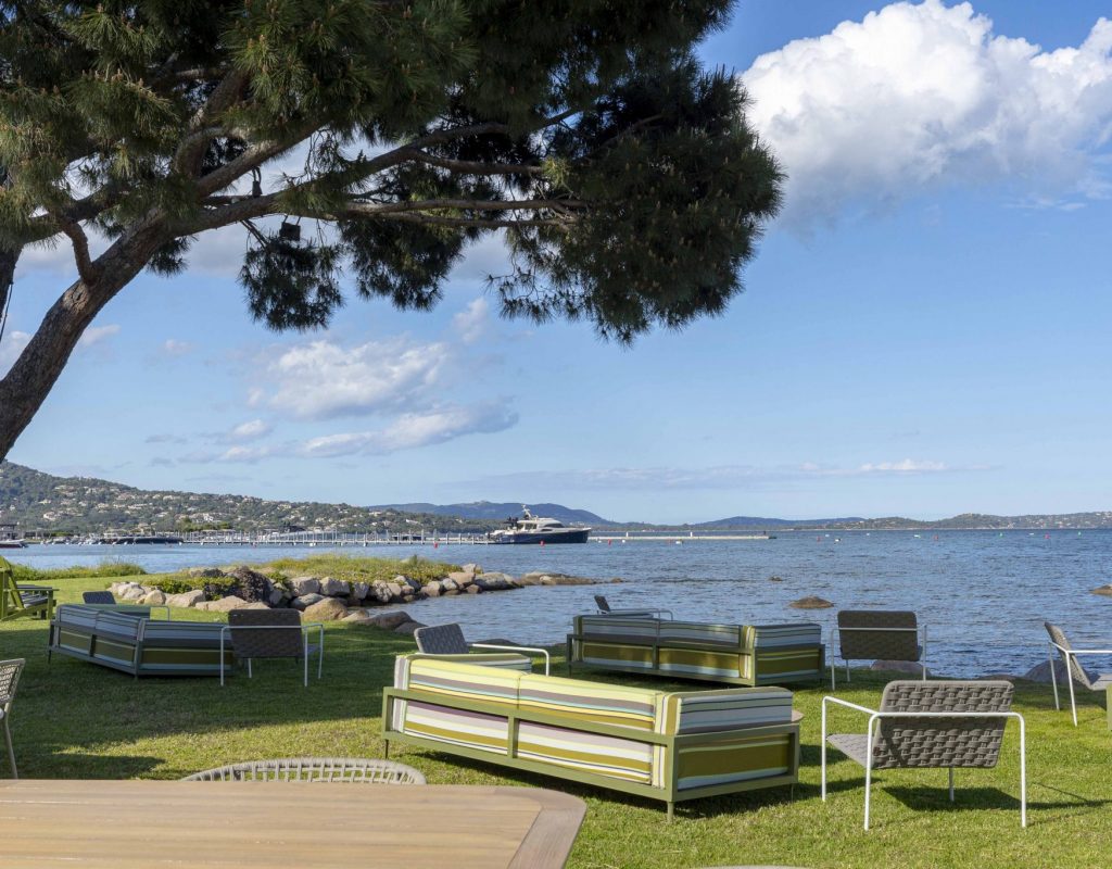 Canapés au bord de l'eau